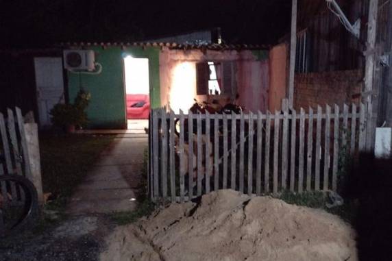 Crime ocorreu no bairro Niterói, no início da madrugada desta quarta-feira; suspeitos foram detidos na Capital