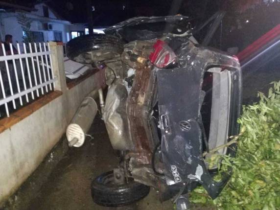 Criança foi arremessada para fora do carro e apresentava hemorragia na face. Segundo os bombeiros, não foi identificada a presença de cadeirinha.