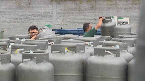 Petrobras anunciou reajuste de 7,2% no GLP a partir deste sábado (9). Produto ficou 34,67% mais caro nos últimos 12 meses. Estatal diz que medida busca evitar risco de desabastecimento.