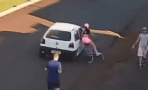 Lei de setembro de 2018, que voltou ao debate público após recente caso de homem que passou a mão e derrubou ciclista no Paraná, prevê reclusão de um a cinco anos para autores de crimes