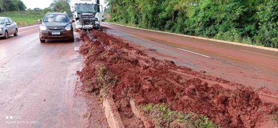 Acidente com danos materiais envolve três carretas no acesso a Horizontina - foto 3