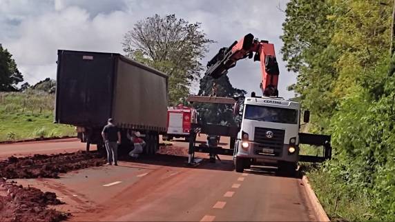 Acidente com danos materiais envolve três carretas no acesso a Horizontina - foto 4