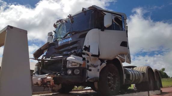 Acidente com danos materiais envolve três carretas no acesso a Horizontina - foto 5