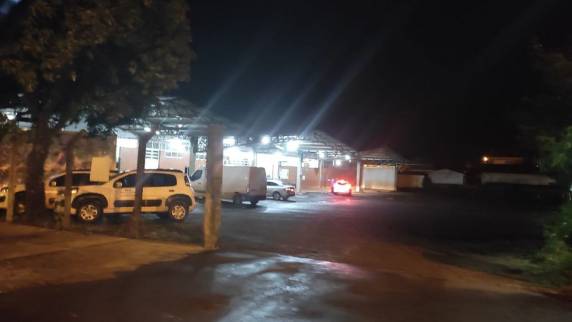 Uma mulher foi atingida e socorrida para o hospital