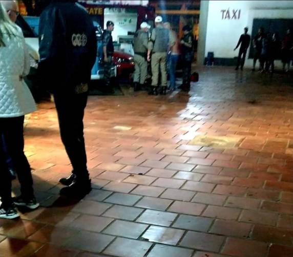 Uma mulher foi atingida e socorrida para o hospital