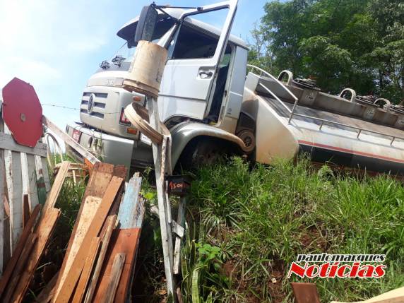 Acidente envolve caminhão e trator na RS 342 em Independência - foto 3