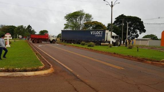 Acidente no trevo da Praça Jayme Caetano Braun deixa trânsito lento na BR 285, em São Luiz Gonzaga - foto 3