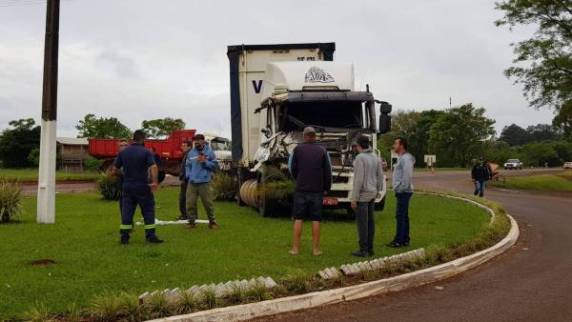 Acidente no trevo da Praça Jayme Caetano Braun deixa trânsito lento na BR 285, em São Luiz Gonzaga - foto 2