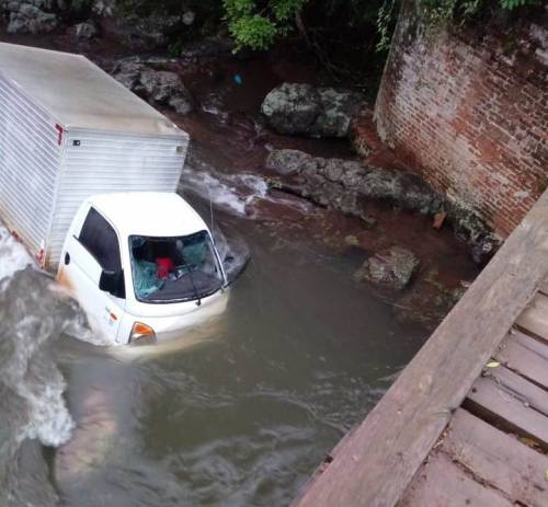Caminhão cai em rio no interior de Crissiumal - foto 2