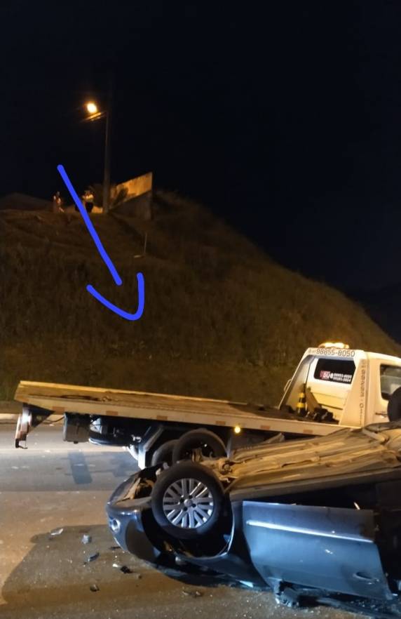 Carro sem motorista cai em ribanceira de 8 metros e atinge outro veículo em SC - foto 3