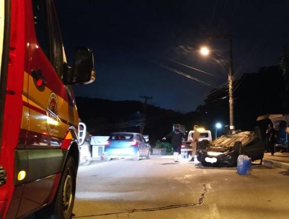 Carro sem motorista cai em ribanceira de 8 metros e atinge outro veículo em SC - foto 2