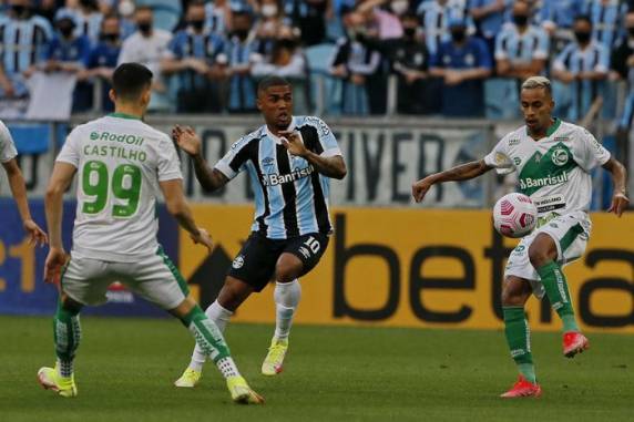 Placar foi construído com gols de Douglas Costa, Diego Souza e Villasanti; Tricolor chegou aos 26 pontos na tabela e terminou a rodada em 18º lugar, ainda dentro do Z-4