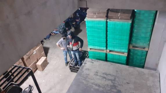 Supostamente paraguaios, os trabalhadores foram localizados no subsolo da fábrica, em uma espécie de bunker, onde permaneciam enclausurados; confira vídeos do local