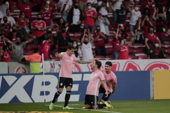 Time colorado abriu o placar no primeiro tempo, mas foi castigado nos acréscimos no Beira-Rio