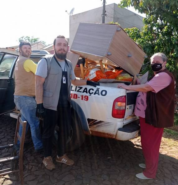 Agentes de endemias e agentes de saúde estiveram visitando as residências dos munícipes