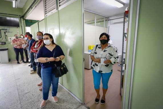 Maior parte de atrasados tomou a primeira dose da vacina AstraZeneca. Nesta semana, estado recebeu lote da Pfizer e distribuiu remessas de três fabricantes aos municípios.