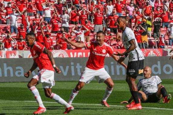 Lindoso abriu o placar no primeiro tempo, Giuliano e Fábio Santos viraram, mas Gustavo Maia deixou tudo igual nos minutos finais
