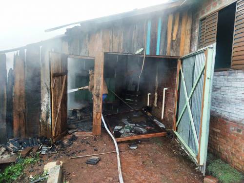 Servidores da Secretaria de Obras e Brigada Militar controlam incêndio em Crissiumal - foto 3