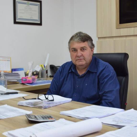 Caminhonete onde estava Affonso Flávio Angst (MDB), de 58 anos, foi atingida por um caminhão em um engavetamento. Bolão, como é conhecido, foi encaminhado para hospital em Osório.