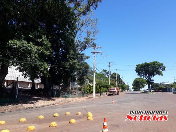 Cabos de telefonia e internet interrompem a Av. Santa Rosa, no bairro São Pedro em Três de Maio - foto 2