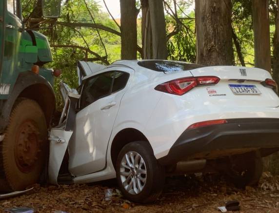 Colisão envolveu dois caminhões e um automóvel