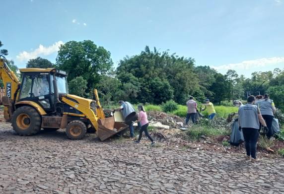 Agentes de endemias e agentes de saúde estiveram visitando as residências dos munícipes