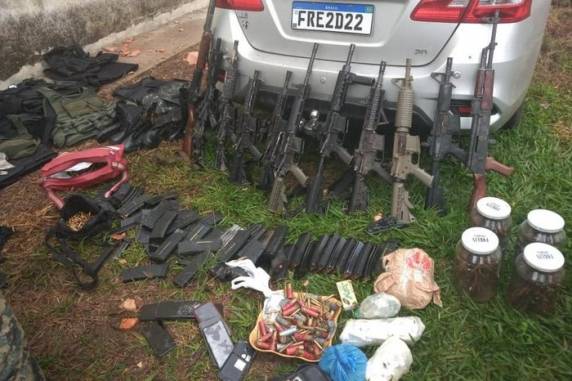 Mortes ocorreram em dois confrontos. Com os criminosos, foram encontrados fuzis, granadas e coletes à prova de balas