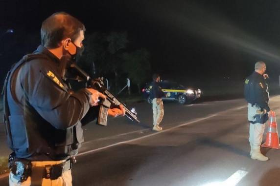 Equipes de PRF, Brigada Militar e Polícia Civil atuaram de forma integrada para autuar o criminoso