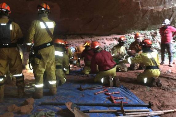 Desmoronamento atingiu parte de um grupo de 28 bombeiros civis que participava de um curso de treinamento
