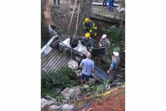 O carro do casal teria caído em um riacho e com o impacto ambos vieram a óbito