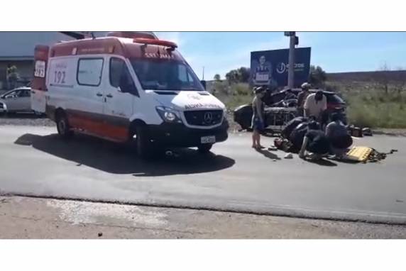Os feridos, um homem e uma mulher estavam na motocicleta, e foram socorridos pelo Samu e o Corpo de Bombeiros
