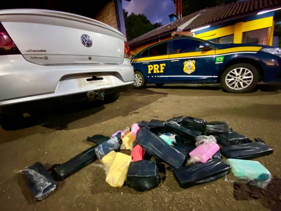 Ele disse aos policiais que visitava a casa de uma tia que havia falecido há poucos dias