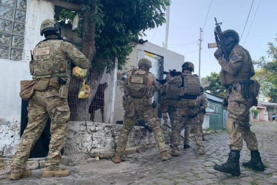 Ao todo, 150 agentes também cumpriram mais 10 mandados de prisão contra detentos em três presídios e outros 23 de busca