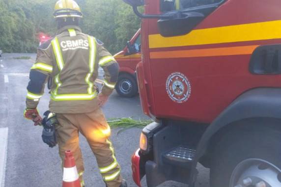 Colisão frontal deixa um morto e dois feridos na RS-115, em Gramado - foto 2
