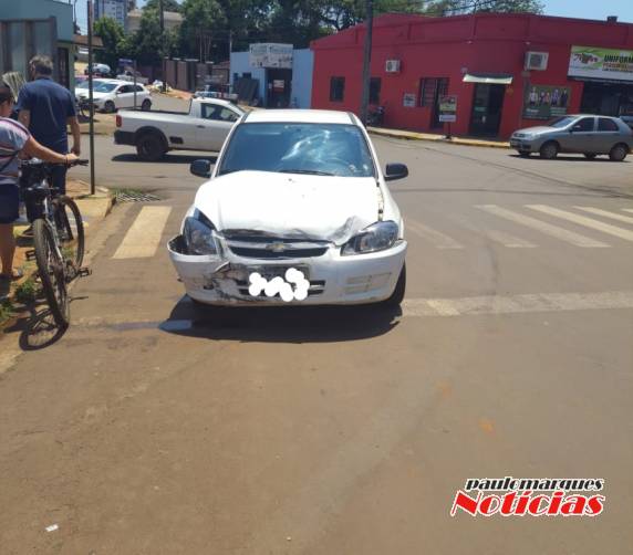 Depois de colisão contra automóvel caminhonete entra no pátio de residência, no Centro da cidade - foto 2