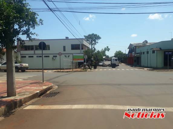 Depois de colisão contra automóvel caminhonete entra no pátio de residência, no Centro da cidade - foto 3