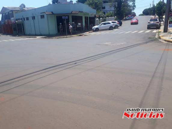 Depois de colisão contra automóvel caminhonete entra no pátio de residência, no Centro da cidade - foto 4
