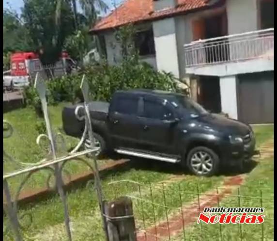 Depois de colisão contra automóvel caminhonete entra no pátio de residência, no Centro da cidade - foto 5