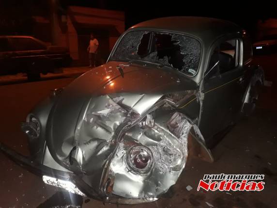 Condutor bate com Fusca em veículo estacionado na rua Santo Ângelo, em Três de Maio - foto 2