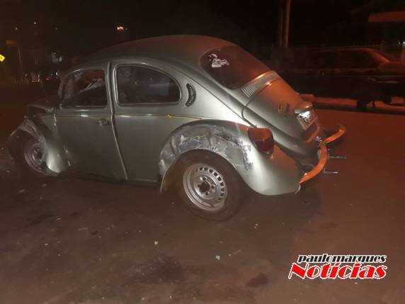 Condutor bate com Fusca em veículo estacionado na rua Santo Ângelo, em Três de Maio - foto 4