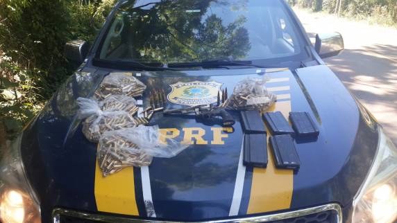 Ele dirigia um carro furtado e ainda portava um revólve