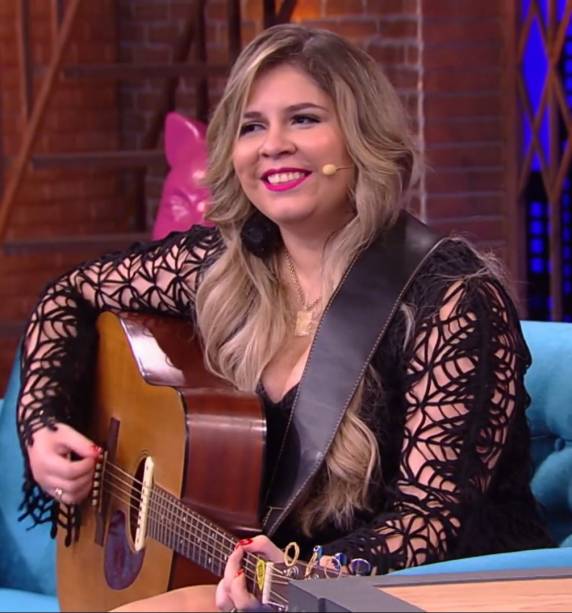 Aeronave caiu perto de área de cachoeira. Ainda não se sabe causas do acidente. Cantora viajou para fazer show em Caratinga.