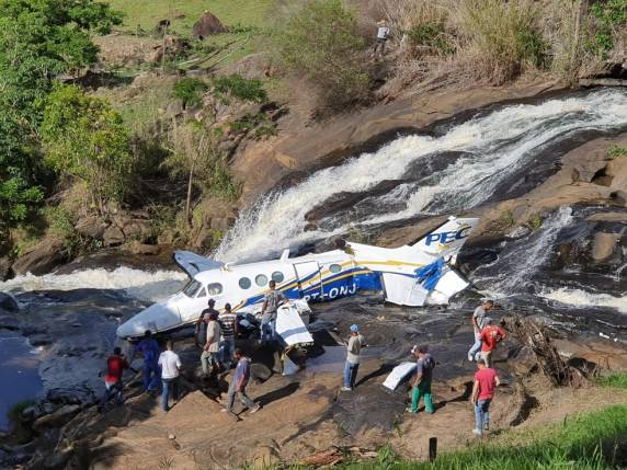 Aeronave caiu perto de área de cachoeira. Ainda não se sabe causas do acidente. Cantora viajou para fazer show em Caratinga.