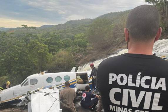 Além da cantora, outras quatro pessoas que estavam na aeronave também perderam a vida