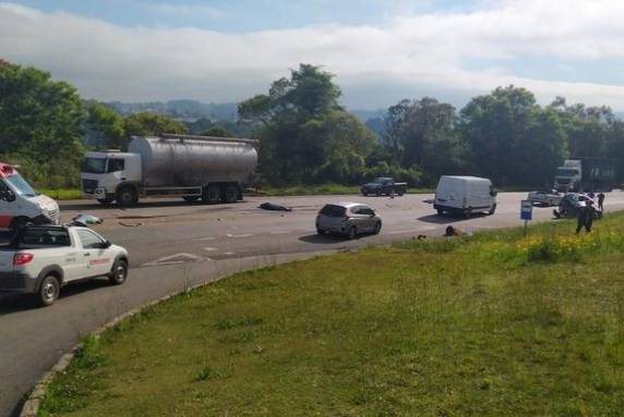 Colisão entre dois veículos ocorreu no bairro Jardim das Hortênsias no início da manhã desta sexta-feira (5). Chega a seis o número de mortes por acidente, em menos de dois dias, na Serra