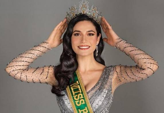 Julia Gama reclamou de regra que impede misses de serem casadas, e também disse que tem diferenças políticas com donos do concurso, por não ser favorável a Bolsonaro. Concurso inicia no sábado (6).
