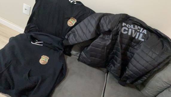 Suspeito disse, em depoimento, que é garoto de programa e que conseguia mais clientes ao se passar por agente em Chapecó, segundo a Polícia Civil.