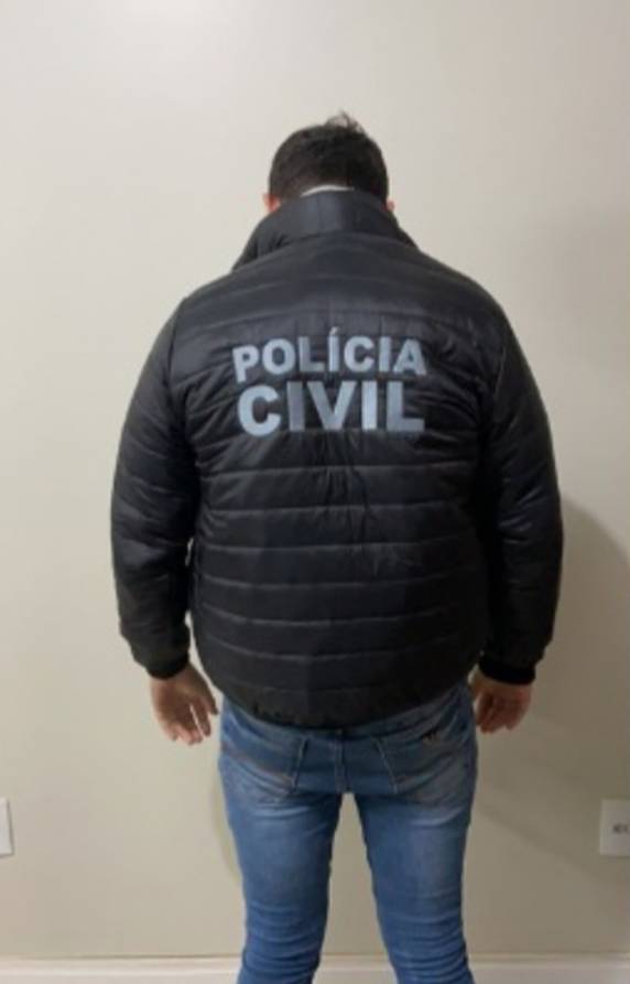Suspeito disse, em depoimento, que é garoto de programa e que conseguia mais clientes ao se passar por agente em Chapecó, segundo a Polícia Civil.