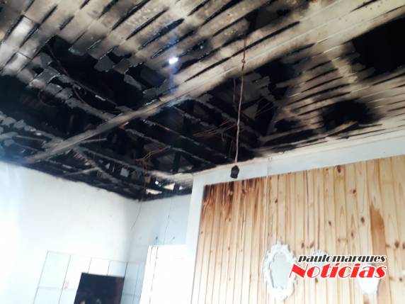 Residência incendeia e tem danos de grande monta em seu interior, em Três de Maio - foto 3