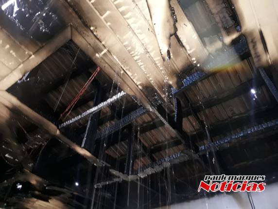 Residência incendeia e tem danos de grande monta em seu interior, em Três de Maio - foto 5